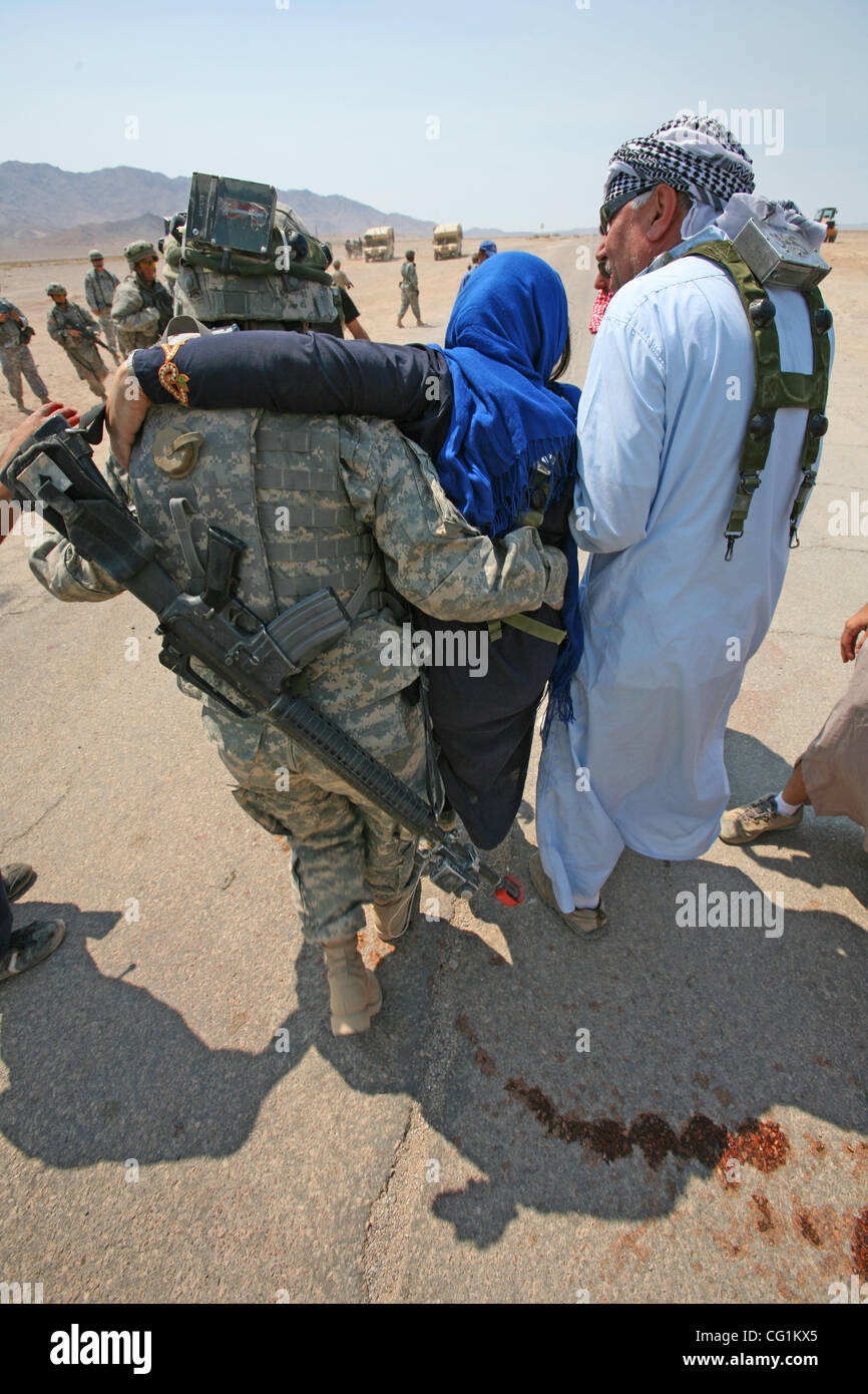 Agosto 22, 2007 - Fort Irwin, California, Stati Uniti - Le truppe dal 1° Brigata Team di combattimento, 4a Divisione di Fanteria irachene guida "vittime." (credito Immagine: © Ruaridh Stewart/zReportage.com/ZUMA) Foto Stock