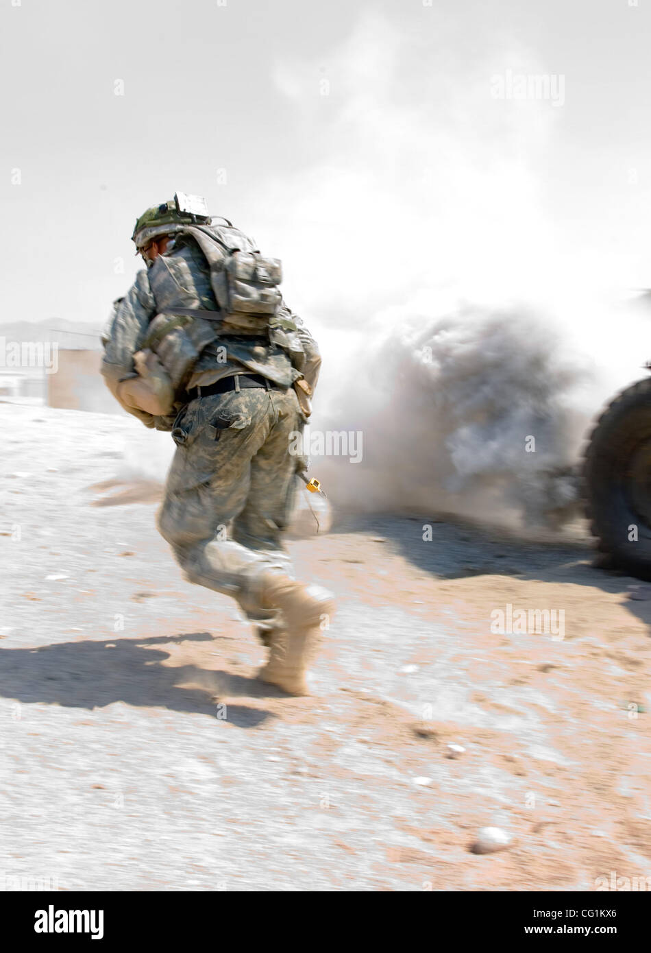 Agosto 22, 2007 - Fort Irwin, California, Stati Uniti - Le truppe dal 1° Brigata Team di combattimento, 4a Divisione di Fanteria area protetta dopo aver simulato un auto bomba. (Credito Immagine: © Ruaridh Stewart/zReportage.com/ZUMA) Foto Stock