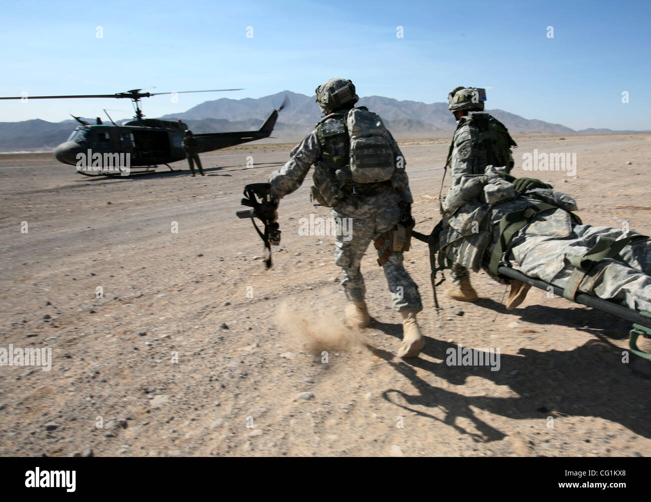 Agosto 22, 2007 - Fort Irwin, California, Stati Uniti - Medivac arriva dal 1° Brigata Team di combattimento, 4a divisione di fanteria per evacuare le vittime. (Credito Immagine: © Ruaridh Stewart/zReportage.com/ZUMA) Foto Stock