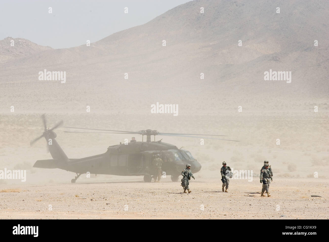 Agosto 22, 2007 - Fort Irwin, California, Stati Uniti - Blackhawk arriva con gli osservatori ufficiali durante wargames formazione. (Credito Immagine: &#169; Ruaridh Stewart/zReportage.com/ZUMA) Foto Stock