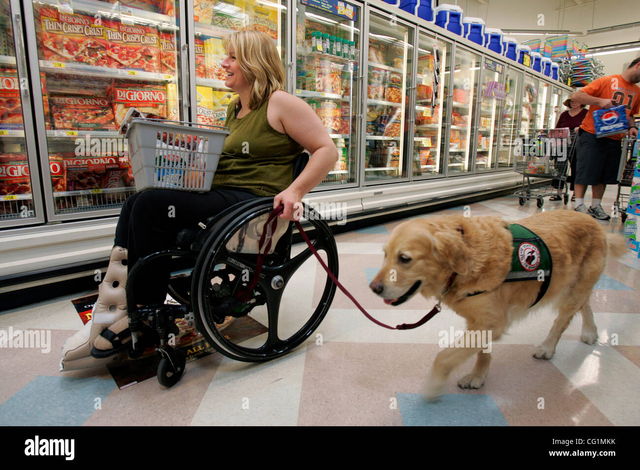 PAMELA ALBERTSON, età 37, negozi di generi alimentari a Ralph's drogheria a Point Loma con il suo golden retriever, 'Cameo,' età di dieci anni e un golden retriever cane di servizio. Il suo fidanzato, John Carpenter, 43 anni, è venuto anche per fare shopping con lei. A quanto pare, più e più persone sono fingere cani di servizio. Essi vanno onli Foto Stock