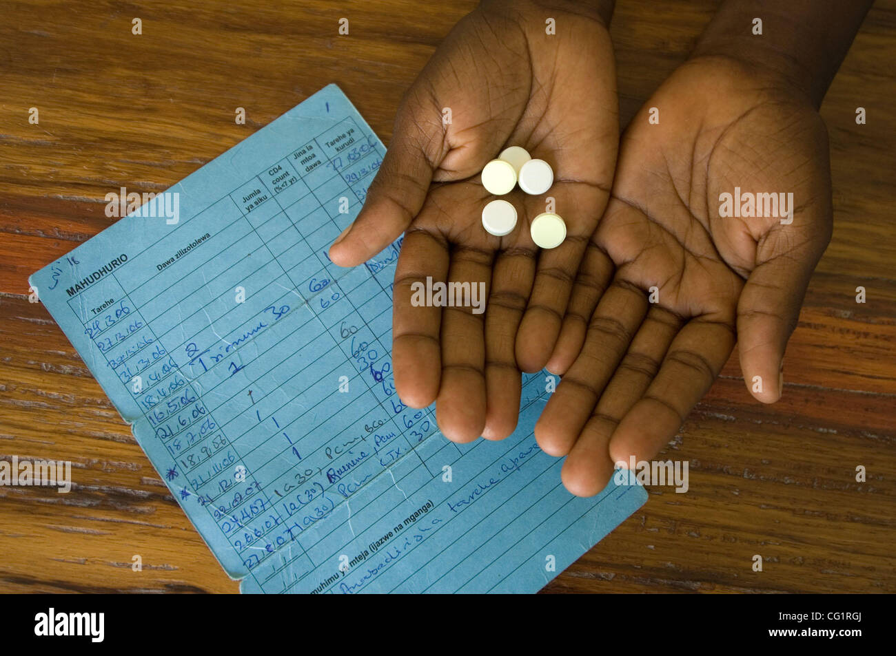 Agosto 27, 2007, Mwanza, Tanzania - un paziente su anti-retrovirali farmaci per l'HIV visualizza alcune delle pillole che riceve ogni mese attraverso un ospedale programma sostenuto da un aiuto internazionale agenzia. (Credit: David Snyder/ZUMA Press) Foto Stock