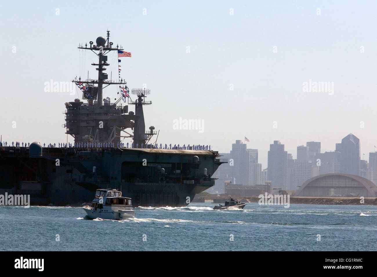 Energia nucleare Nave da Guerra USS John C. Stennis (CVN-74) classe Nimitz - Torna a SanDiego,CA. homeport di Bremerton, nello Stato di Washington Spostamento 91,300 tonnellate, dimensioni, 1088' (OA) x 134' x 37' 8' (Max) armamento 3 Sea Sparrow-SAM, cominciando CVN-70 4 20mm CIWS, 90 aeromobili. Armor, sconosciuto. Macchinari Foto Stock