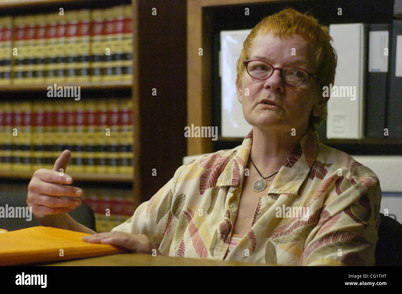 Betty Simmons di Vallejo parla del suo le fatture mediche per un totale di circa mezzo milione di dollari in ufficio legale in Vallejo California, 28 giugno 2007. Il suo grande progetto di legge è venuto dalle cure mediche ha ricevuto dopo aver subito un massiccio attacco di cuore. (Herman Bustamante Jr./Contra Costa Times) Foto Stock