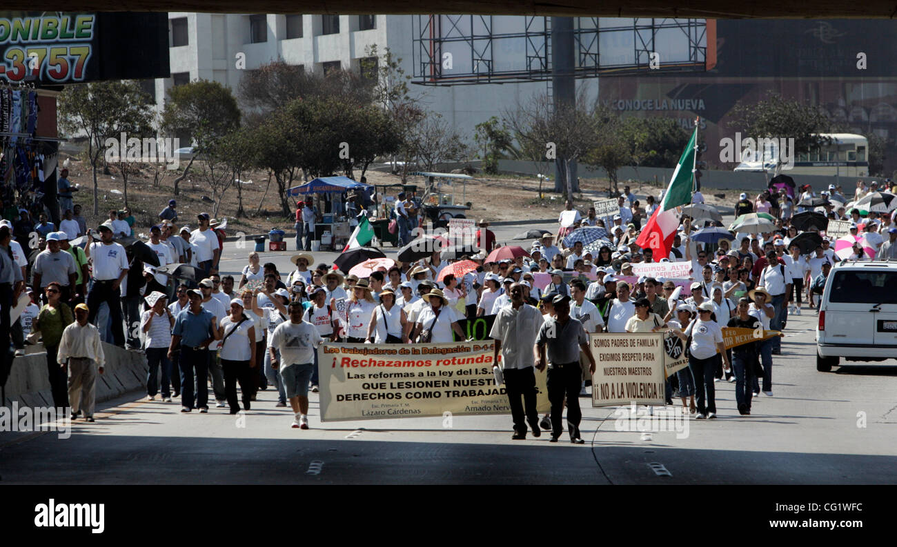 NS BorderProtest276894 shot 8/31/07 Tijuana, Messico centinaia di insegnanti messicano arrabbiato sui regimi di previdenza le modifiche hanno marciato in direzione nord in un insegnante protesta contro il beneficio pensionistico cambia. Tutte le corsie in direzione sud sulla Interstate 5 e 805, a sud della Strada Statale Route 905 sono stati chiusi e il traffico in direzione nord è stata chiusa Foto Stock