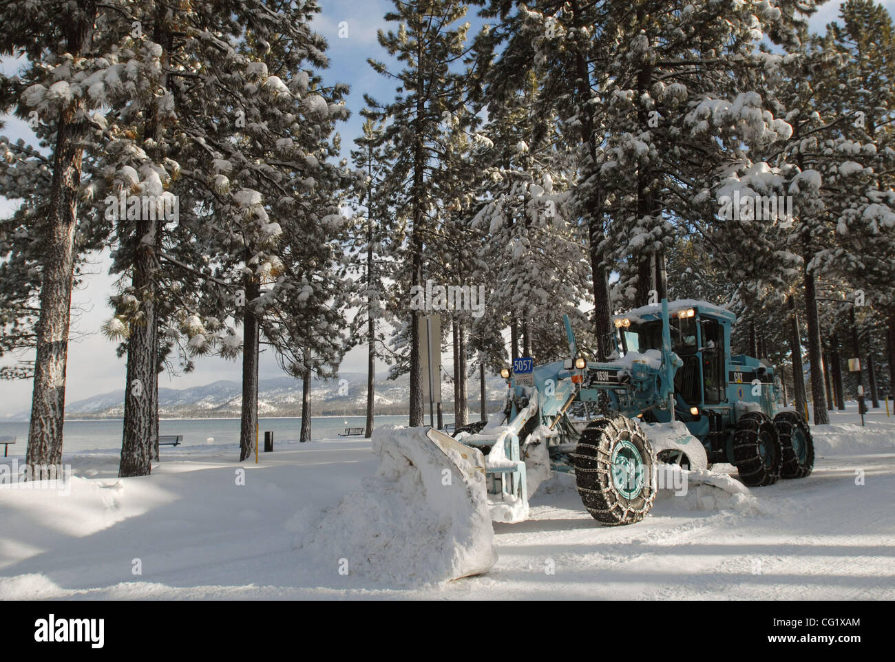 Un trattore cancella la neve da una strada nei pressi di El Dorado Beach in South Lake Tahoe California, Sabato, 5 gennaio 2008. (Bob Larson/Contra Costa Times) Foto Stock