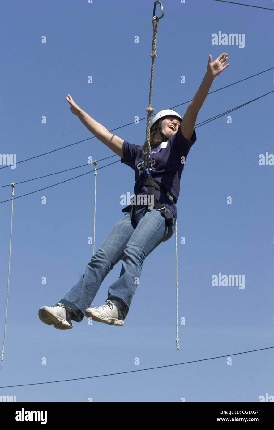Katie Bryant (CQ), 14 di Carmichael, ha un momento di gioia sul filo zip a Camp speranza in Livermore. Bryant il padre morì improvvisamente nel settembre 2005, sei giorni prima del suo 13 compleanno. Il camp è un lutto per il campo per i bambini che hanno perso una stretta amato. Il Sacramento Bee/ Anne Chadwick W Foto Stock