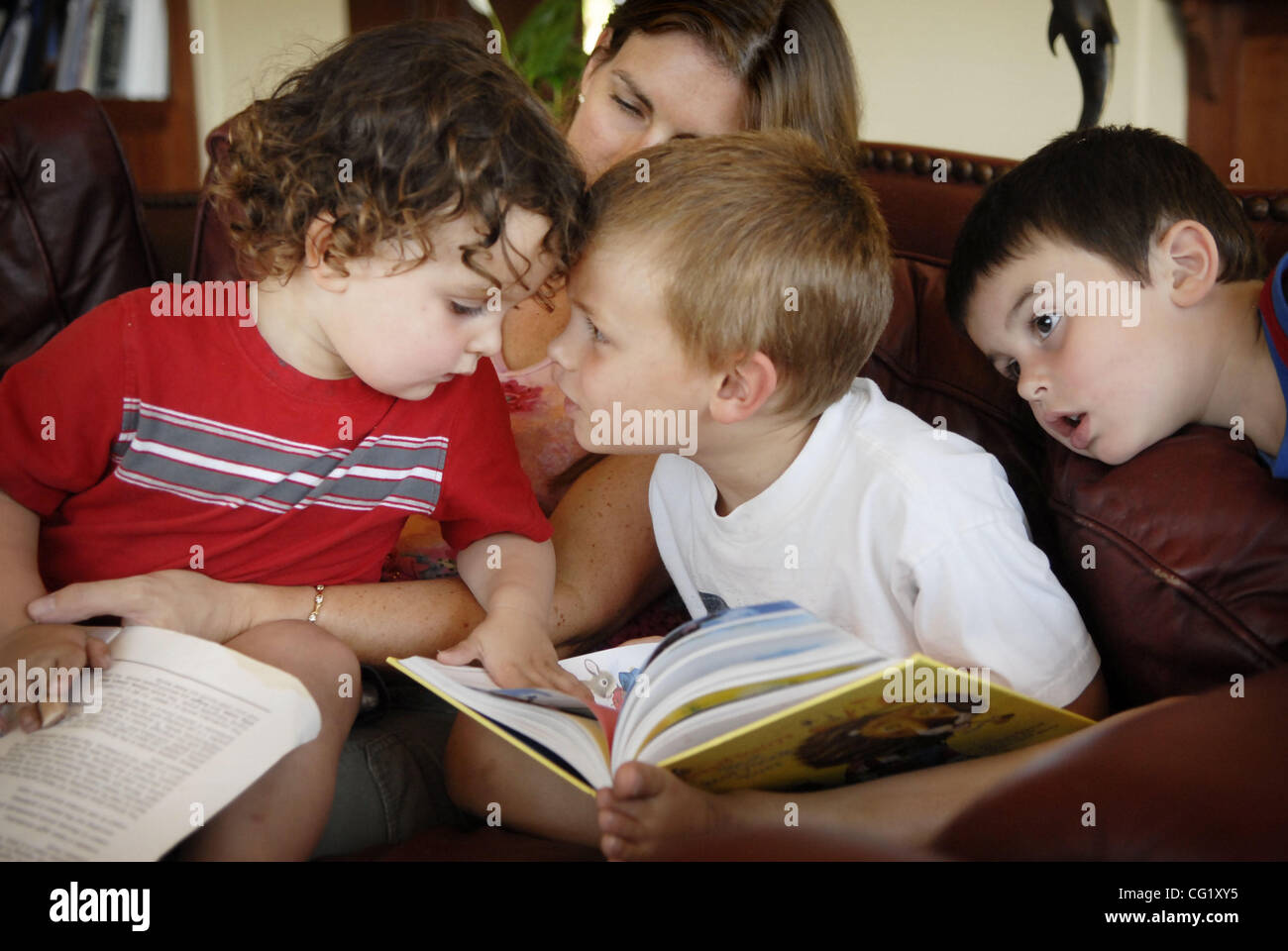 Coprire il terzo - Da sinistra, Joey, 2, madre, Lynne Cimorell, cristiana, 5, e Nicholas, 3, godetevi un libro - e ogni altro su un tipico pomeriggio nella loro El Dorado Hills home Agosto 21, 2007. Sacramento Bee/ Autunno Cruz Foto Stock