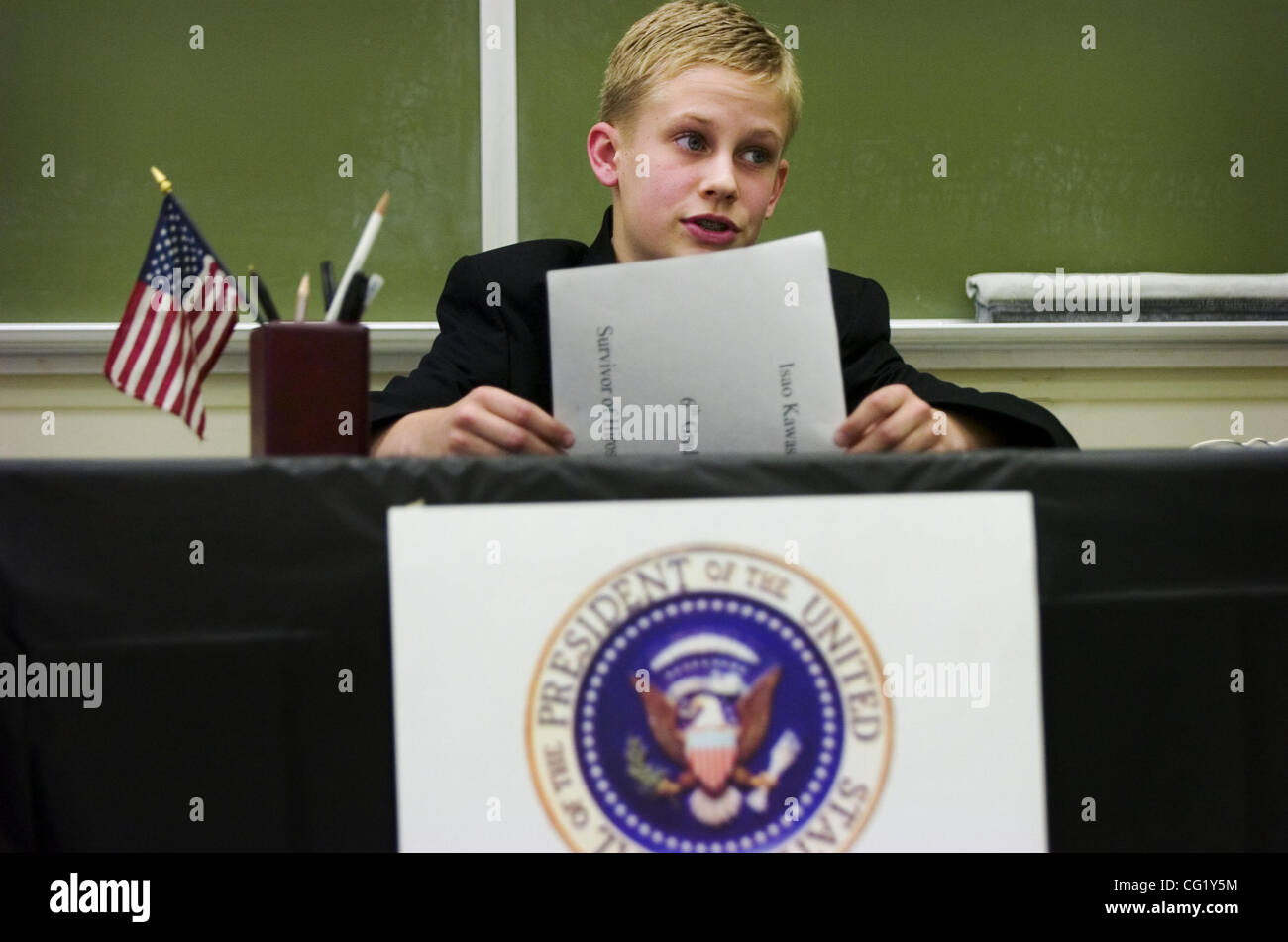 JUMP - Forrest Jensen, 12, di Toby Johnson Middle School gioca il presidente Harry Truman in una scenetta chiamato "la tragedia e il trionfo della bomba atomica,' alla venticinquesima edizione della contea di Sacramento storia Giornata al Fiume American College Marzo 10, 2007. Autunno Cruz/ Sacramento Bee Foto Stock