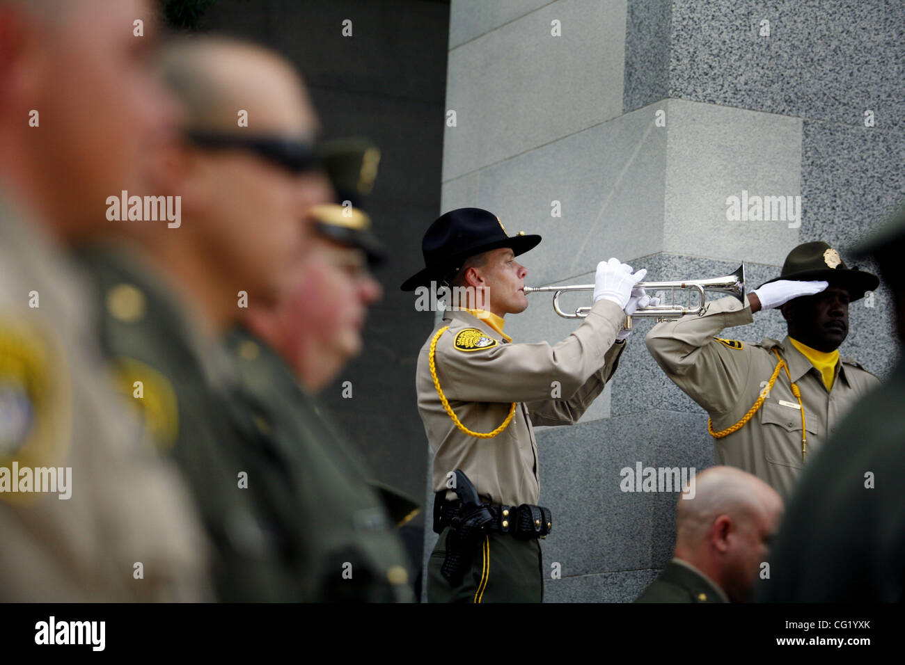 Terzo -- Un bugler riproduce i rubinetti presso il Dipartimento di correzioni e di riabilitazione di medaglie di Valor cerimonia di premiazione in Campidoglio venerdì 18 maggio, 2007. Correzzione tenente Ronald Rowlett della California struttura medica era in vacanza alle Hawaii nel febbraio 2005 quando ha ascoltato le grida Foto Stock