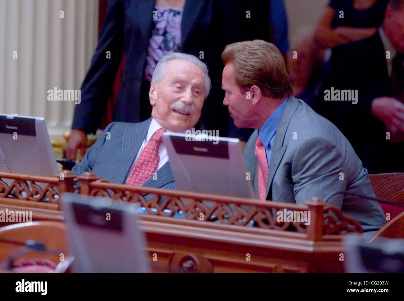 Governatore Arnold Schwarzenegger parla con il suo amico Joe Weider, come Weider è onorato con un annuncio del Senato, lunedì 9 luglio, 2007. Sacramento Bee/ Brian Baer Foto Stock