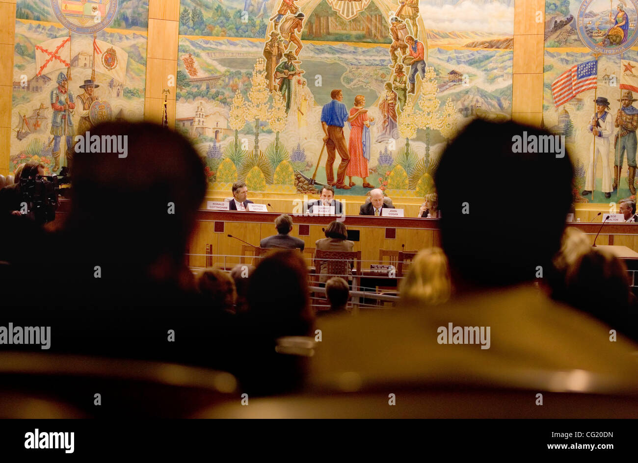 Le persone ascoltano per la prima riunione del dipendente pubblico Post-Retirement Vantaggi della riunione della Commissione presso il Campidoglio venerdì 7 marzo, 2007. Sacramento Bee/ Brian Baer Foto Stock