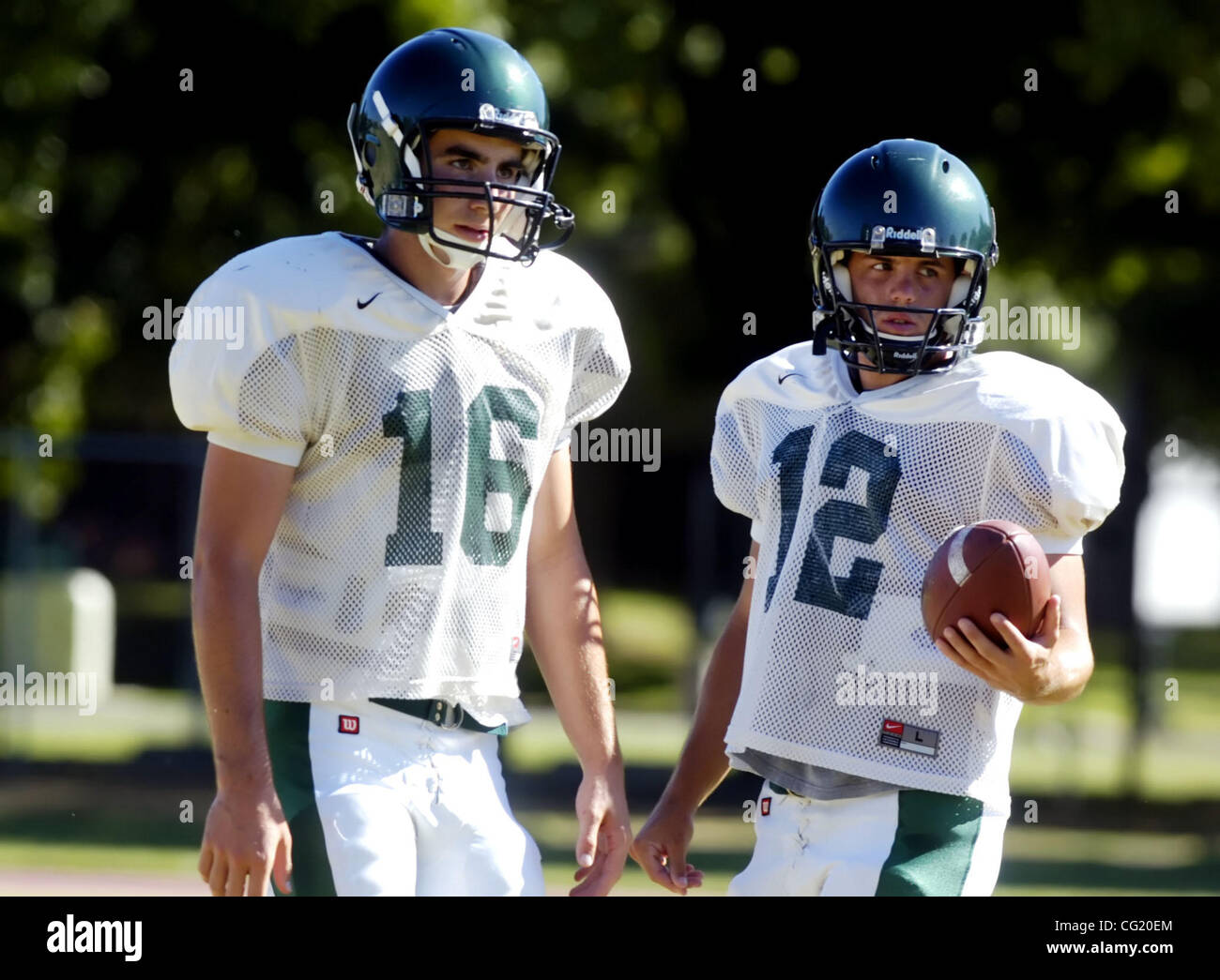 Freshman Sac membro quarterback Duncan bianco e Jason Smith lavorare fuori durante le libere del venerdì 17 agosto, 2007. Quattro sono sperando di essere partenti per i calabroni. Sacramento Bee/ Brian Baer Foto Stock