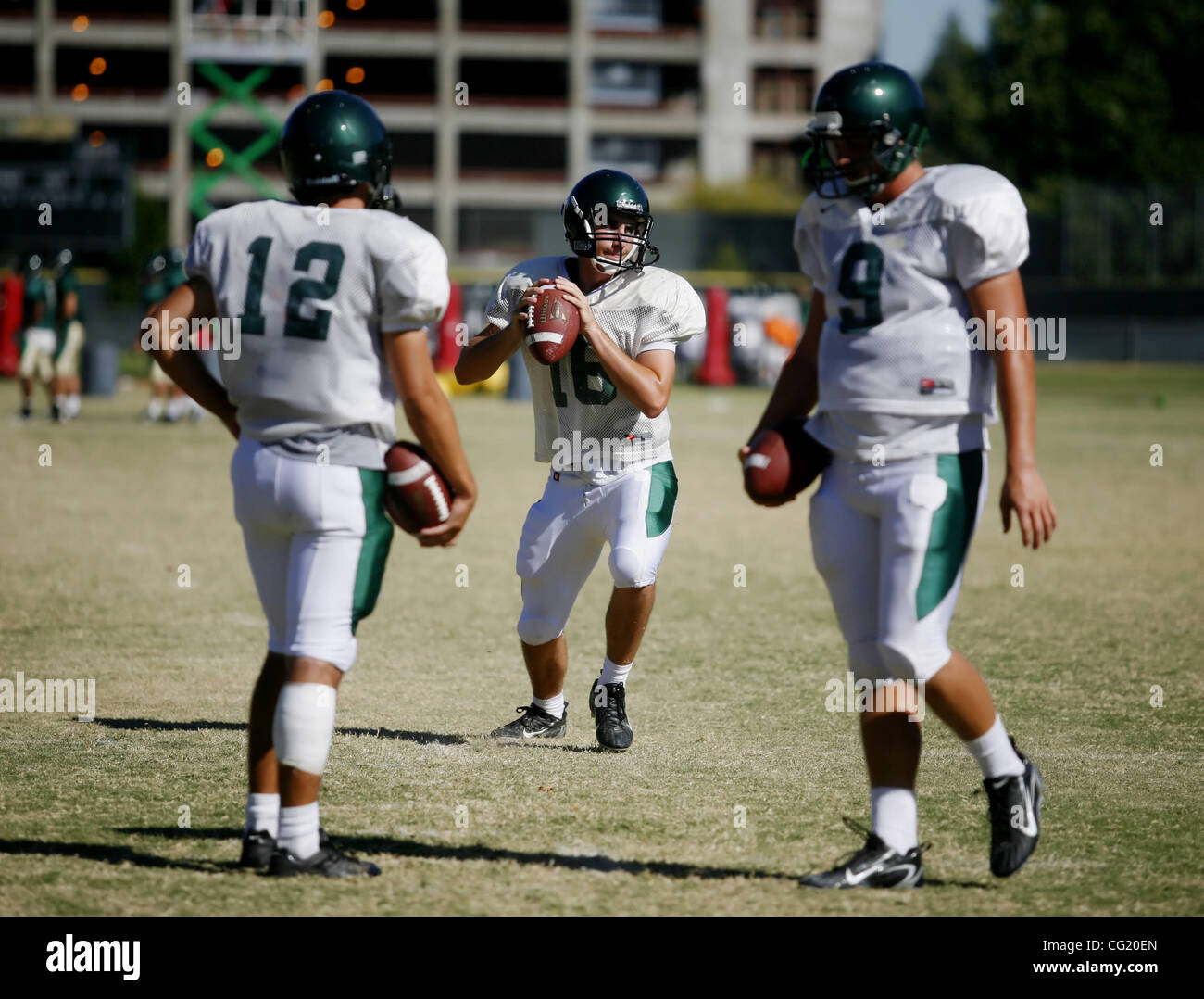 Stato Sac quarterbacks L-R Jason Smith, Duncan bianco e Tim Bessolo lavorare fuori durante le libere del venerdì 17 agosto, 2007. Quattro sono sperando di essere partenti per i calabroni. Sacramento Bee/ Brian Baer Foto Stock