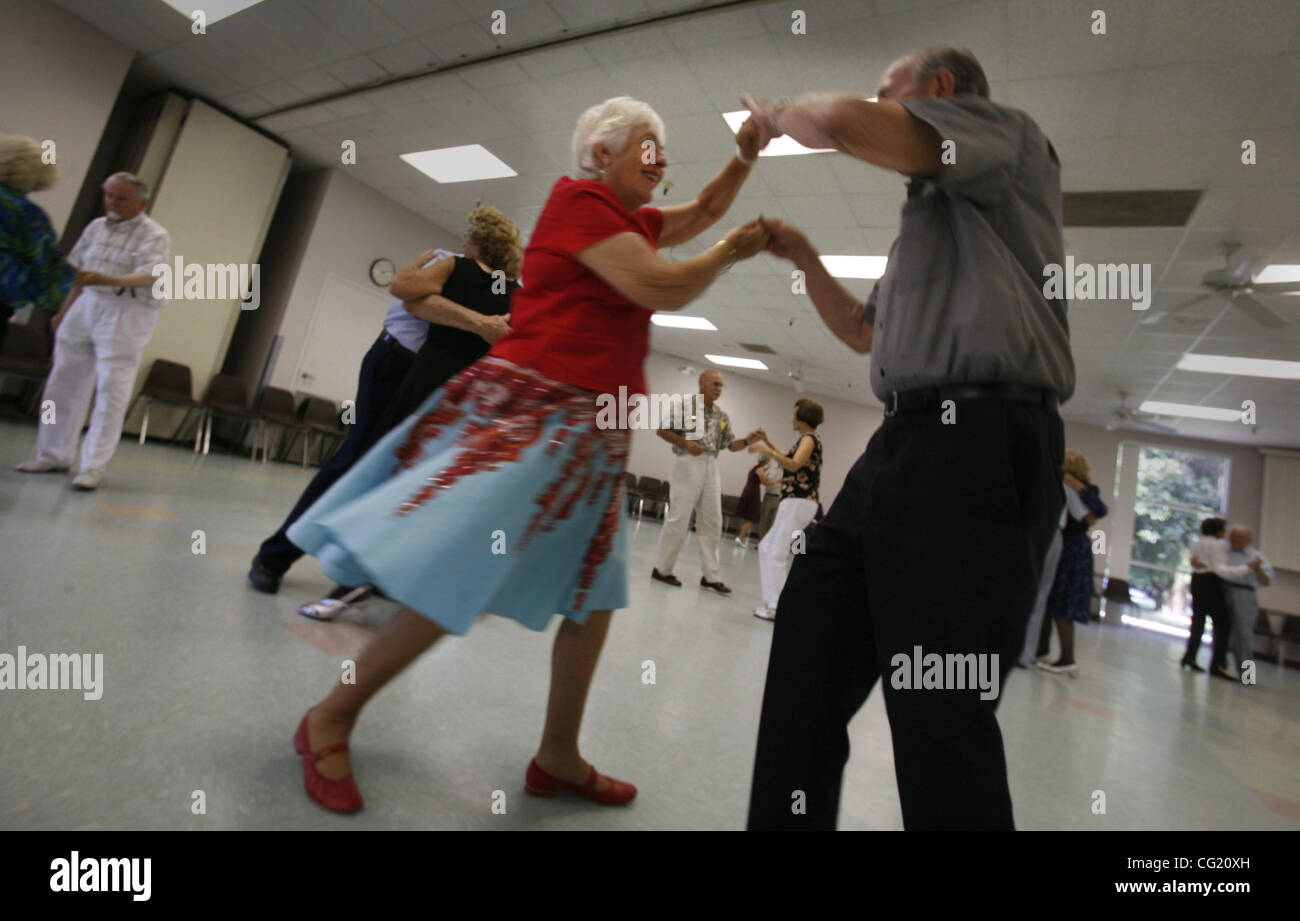 LEDE Lou cono, 73, (sinistra) scuote le cose sulla pista da ballo con Bill Kerksieck. Questo è un ballo session a Hart Senior Center. Il centro sta facendo dazio doppie come un centro di raffreddamento dalla calura blanketing la zona ma è riscaldato dalla 30s e 40s musica per ottenere sulla pista da ballo Foto Stock