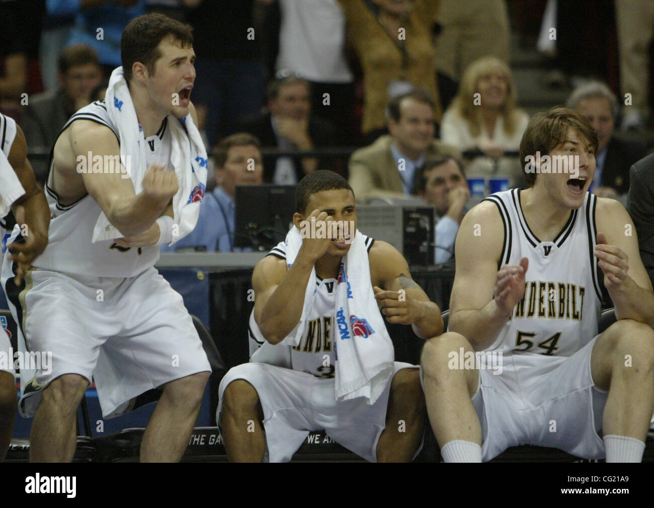 MCT ZUMA 031507 Vanderbilt cheers del loro team nella seconda metà del loro gioco a uomini del NCAA torneo di basket ad Arco Arena, Sacramento, vitello. Giovedì, 15 marzo 2007. Sacramento Bee Fotografia Bryan Patrick George Washington Vanderbilt Foto Stock