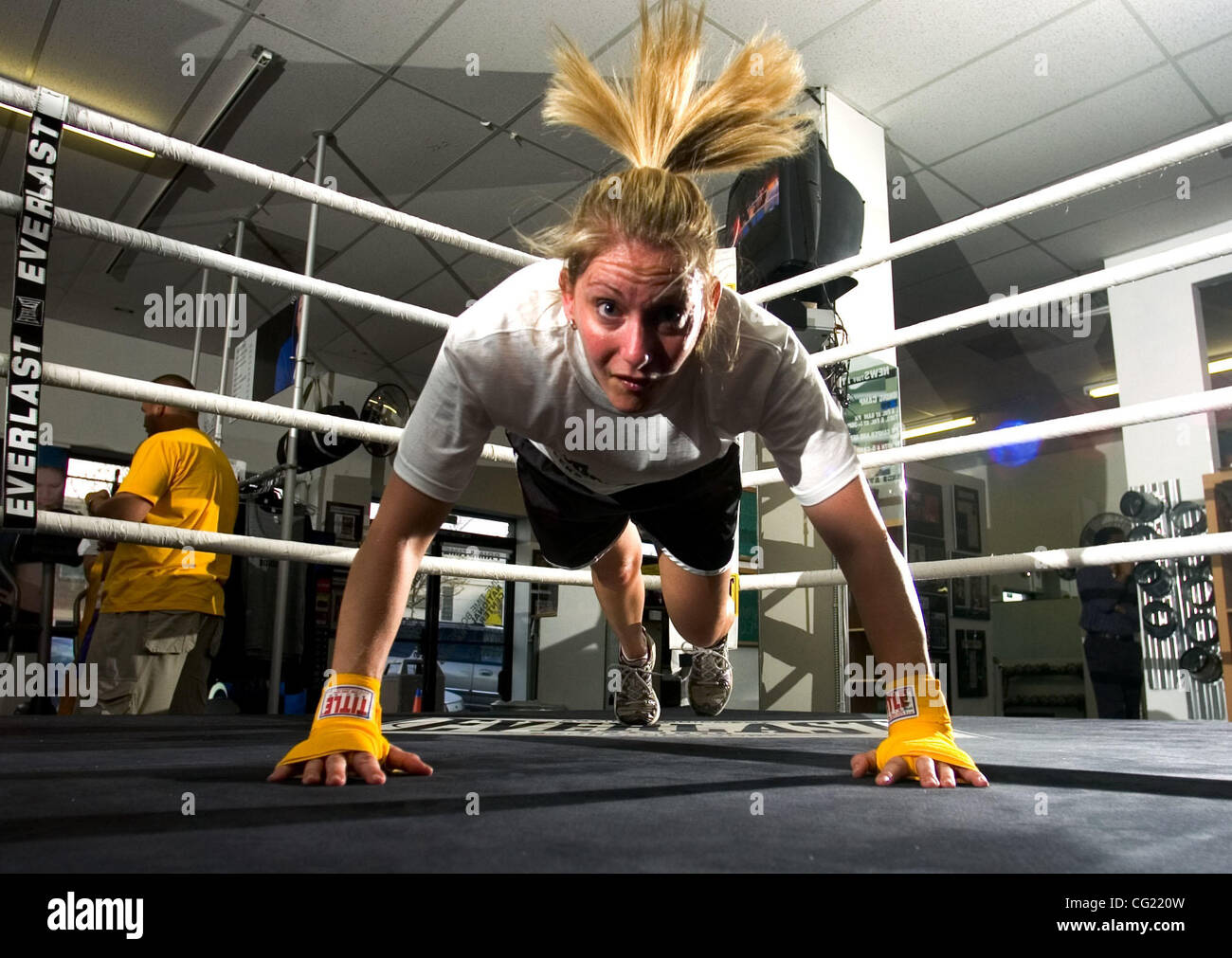 Secondo Salto: Diana Hellman colpisce il tappetino in Prime Time Boxing palestra Lunedì, 19 marzo 2007 a Sacramento's Del Paso altezze. Dopo nove anni di attività, marito e moglie proprietari Cary Williams-Nunez e Angelo Nunez piano per aprire il primo tempo di franchising. Il Sacramento Bee / Carl Costas Foto Stock