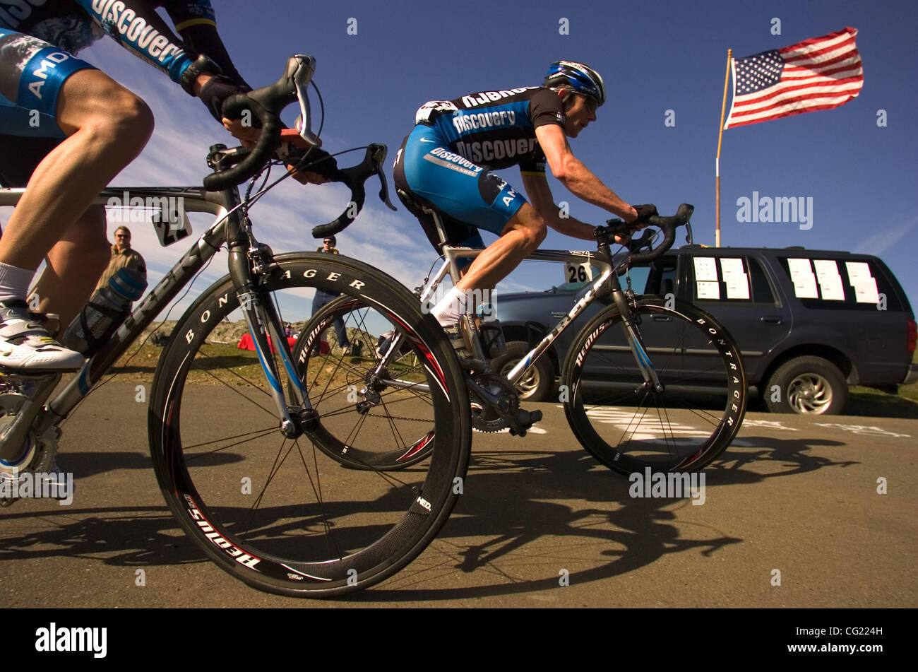 Team Discovery di Jason McCartney, destra, conduce la Amgen tour della California peloton lontano dalla costa del Pacifico su Coleman Valley Road in rotta verso Santa Rosa Lunedì 19 Febbraio, 2007. World-class piloti provenienti da tutto il mondo fatta convergere sul Golden State per otto giorni di gara sotto forma di San Francisco a Foto Stock