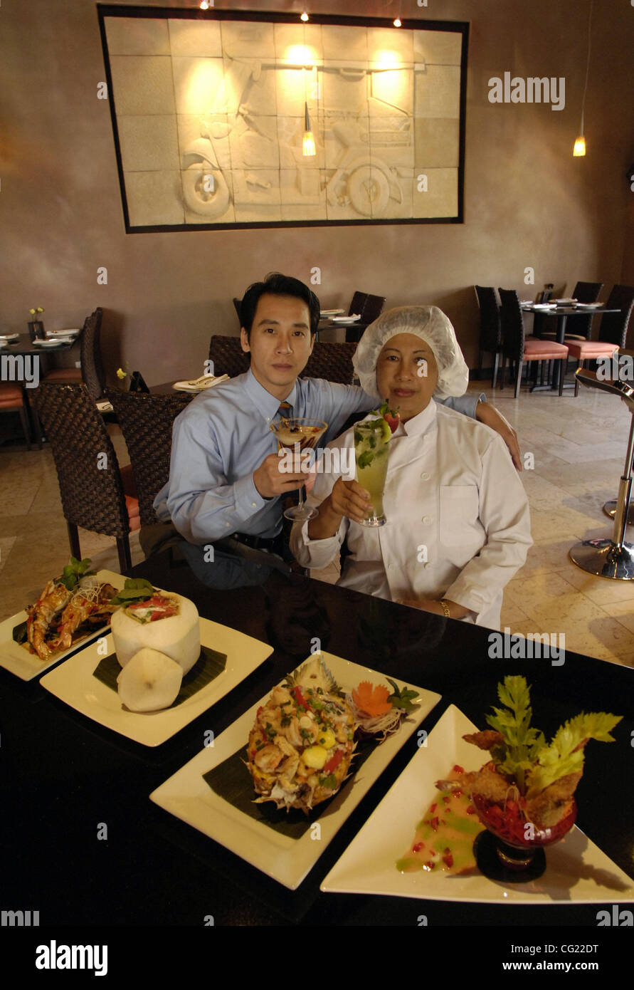 Vitoon Assavarungnirund proprietario e Vanpen Boonvong Executive Chef con una grande pietra arenaria di colata di un tuk tuk, una sorta di risciò motorizzati weiging oltre 2000 libbre in Tuk Tuk Ristorante 4630 Natomas Blvd. Sacramento il pranzo gli elementi vengono, Chu Chee Gong $14.95 Kang Wan Keiw $12.95 Thai agitare - Riso fritto un Foto Stock