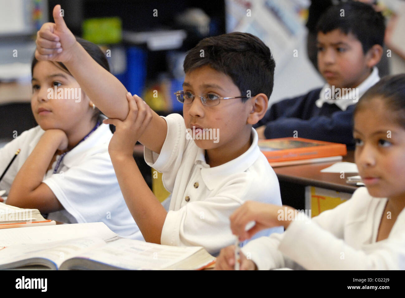 Passare da sinistra, Charles Mack gli studenti della scuola elementare Maritza Ramirez, 8, Jorge Garcia, 8, Jesus Lopez, 8, e Juliana Mendoza, 8 studio moltiplicazione nella loro terza classe di qualità, 1 marzo 2007. Charles Mack scuola elementare è stato insignito di una scuola Callifornia di carattere award. Poiché impleme Foto Stock