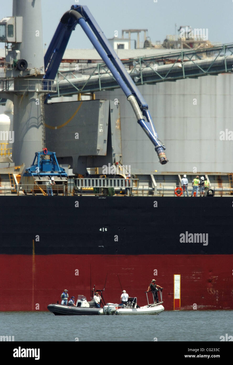 Con Downing story - Porto di problemi dovuti alle balene - La nave Jin Quan caricamento di cemento nel Lago Washington presso il porto di Sacramento è stato interrotto a causa di preoccupazione per le Balene Humpback arenato nel West Sacramento il Giovedì, 17 maggio 2007 a causa del rumore come il cemento viene caricato. ( La Sa Foto Stock