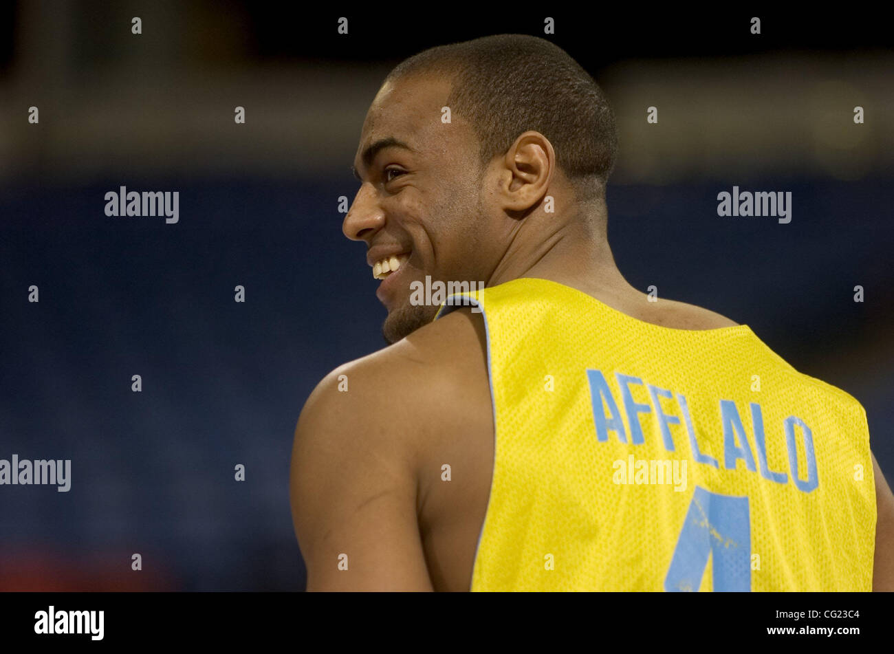 Arron Afallo dell UCLA durante il mercoledì pomeriggio pratica prima del 1° round di uomini del NCAA Basket campionato regionale occidentale di Arco Arena a Sacramento, in California. Sacramento Bee Fotografia di Jose Luis Villegas, 13 marzo 2007 Foto Stock