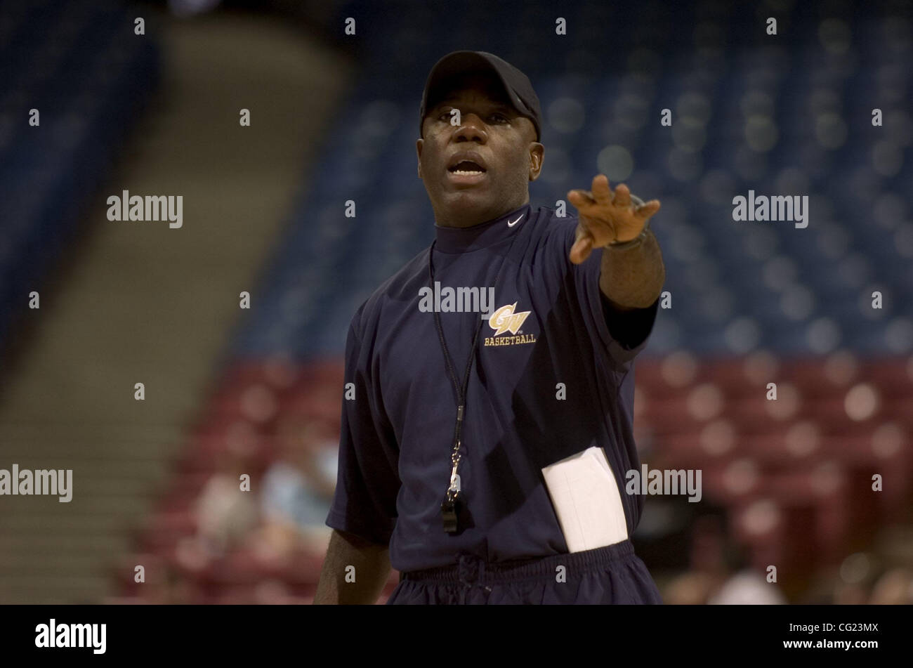 Karl Hobbs (CQ) head coach di George Washington University durante il mercoledì pomeriggio pratica prima del 1° round di uomini del NCAA Basket campionato regionale occidentale di Arco Arena a Sacramento, in California. Sacramento Bee Fotografia di Jose Luis Villegas, 13 marzo 2007 Foto Stock