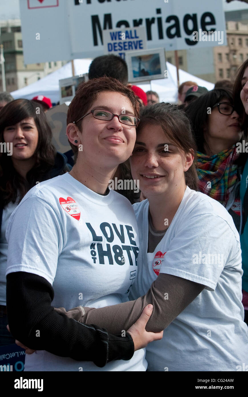 Shira Gevirtz, 19 e Lexi Faulding,18, i sostenitori del matrimonio gay, posizionarsi di fronte al palazzo di stato di San Francisco, California, Giovedì, 5 marzo 2009. Migliaia di tifosi per e contro la Proposizione 8 si è rivelata come la Corte Suprema della California ha sentito gli argomenti orali su se Proposizione 8 Foto Stock