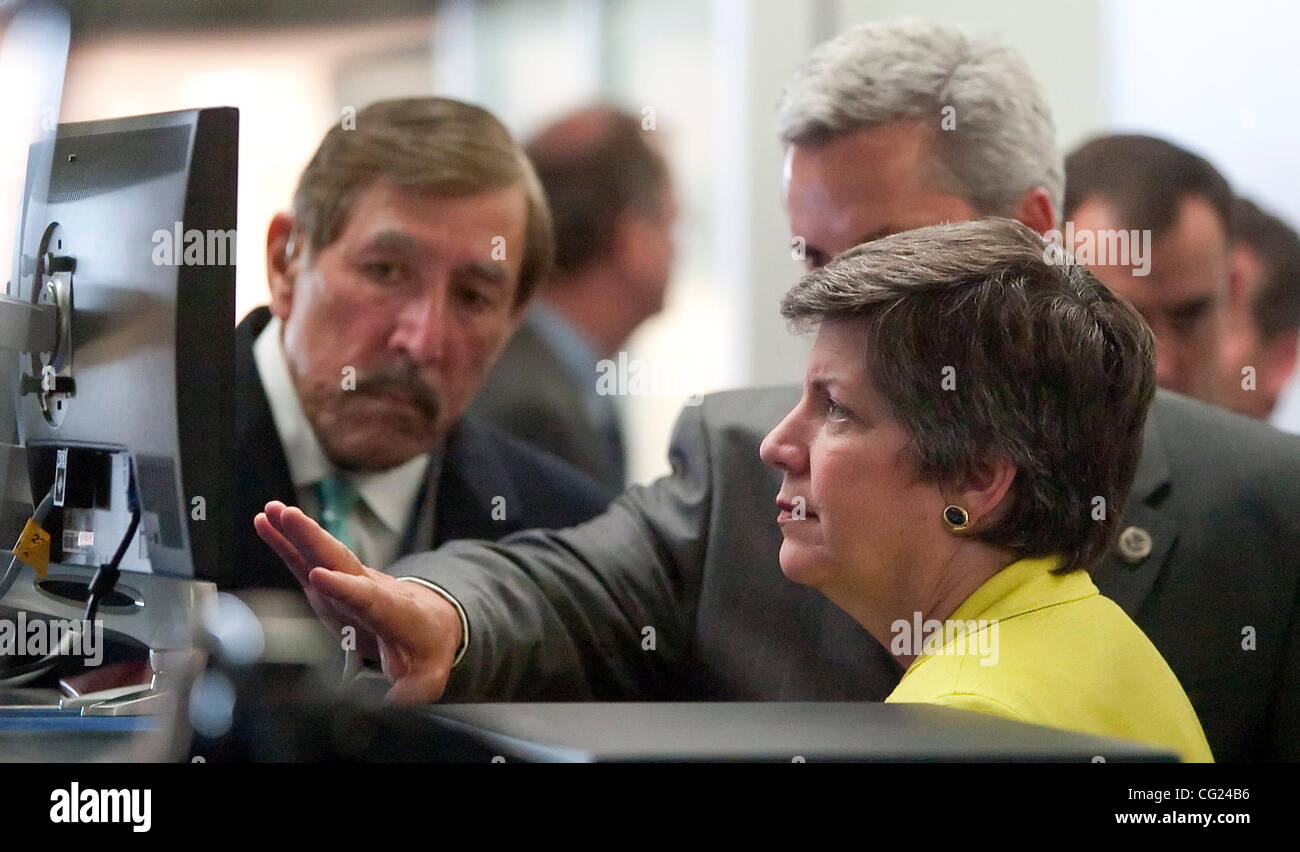 Department of Homeland Security Segretario Janet Napolitano, diritto, si affaccia su un nuovo ATIX xray macchina all'Aeroporto Internazionale di San Francisco, a San Francisco, California, giovedì, 11 giugno 2009. Napolitano ha anche presentato un controllo di più di 5 milioni di euro per l'aeroporto per la costruzione di un n Foto Stock