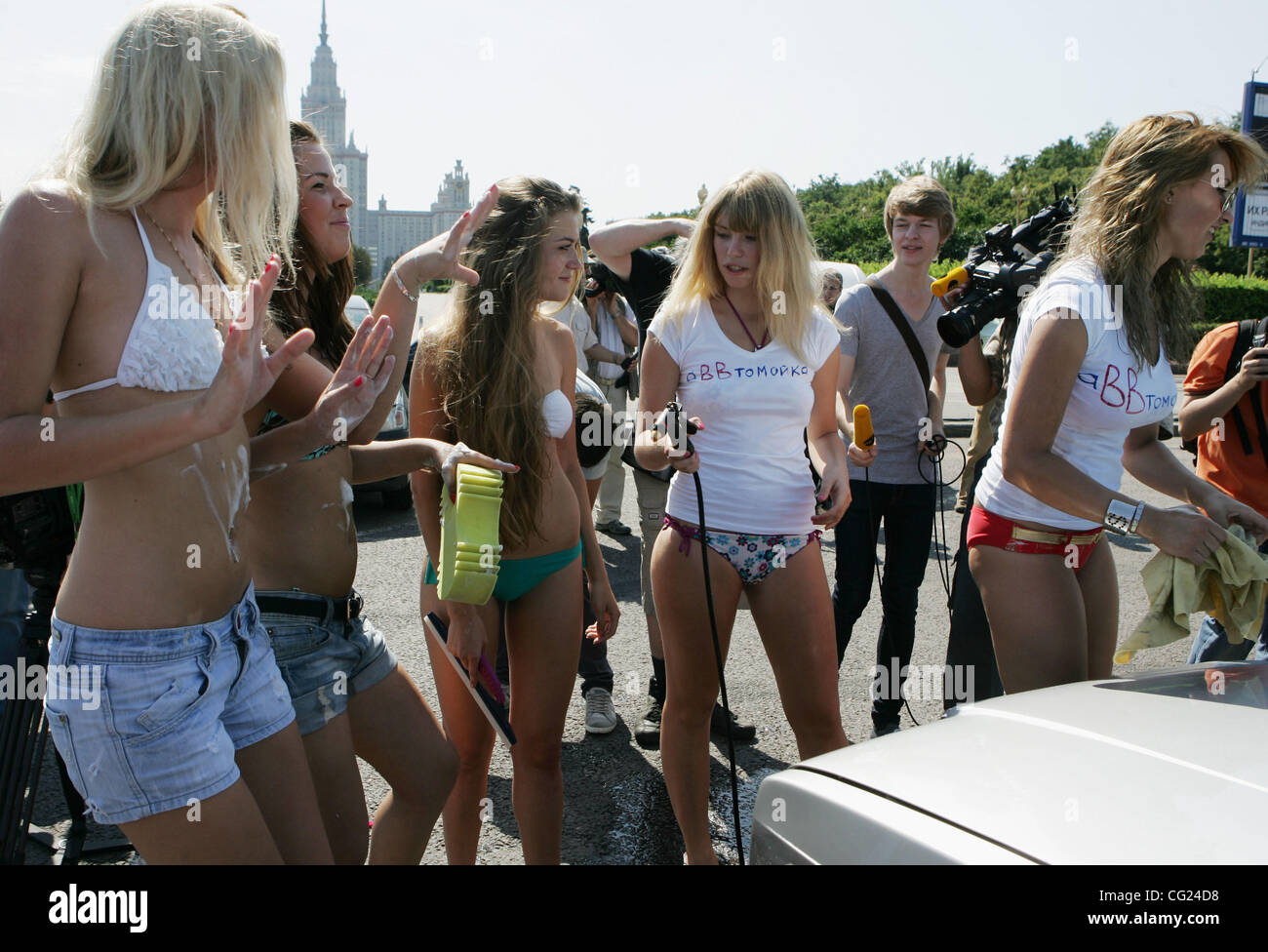 Luglio 21,2011. Mosca, Russia. Nella foto: una dozzina di giovani sexy  donne russe da un movimento giovanile-gruppo chiamato "Ci piace davvero  Putin'set fino alla "aVVtomoika'(significato car wash in russo)ma con una  doppia