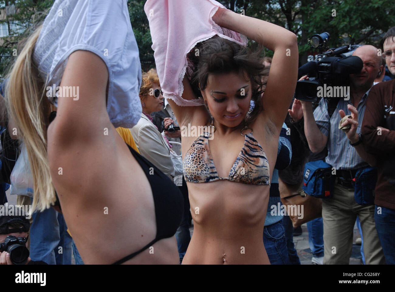 Agosto 4, 2011 - Moscow, Russia - giovani ragazze russe sverniciati per  bikini su una gelida giovedì nel centro di Mosca a sostegno del presidente  russo Medvedev e il suo anti-birra drive,