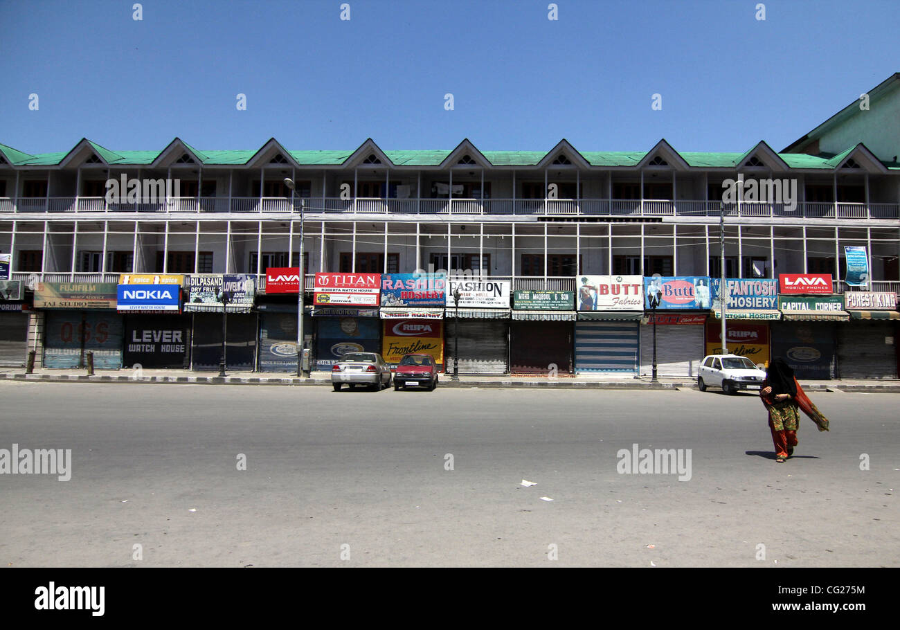 Kashmir le donne musulmane a piedi nella parte anteriore del mercato chiuso durante un colpo contro imposte supplementari a Srinagar, la capitale estiva del Kashmir indiano su 9/8/2011,vita normale nella valle del Kashmir è stata interrotta oggi a causa di un "Bandh" chiamato dal Kashmir alleanza economica (KEA), un amalgama di commercianti" Foto Stock