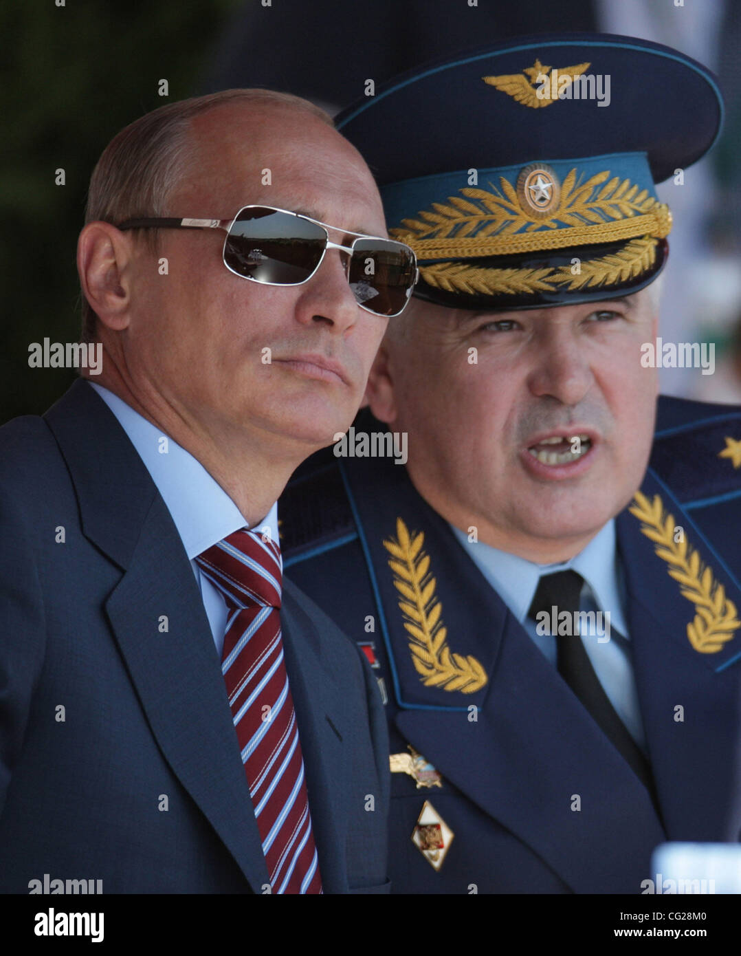 Agosto 17,2011.Zhukovsky città della regione di Mosca, Russia. Nella foto: Vladimir Putin (l), il primo ministro della Russia assiste MAKS-2011 Aviation & Space Salon.(Vladimir Putin è raffigurato con il generale Alexander Zelin (r),Comandante in Capo dell'esercito dell'aria russa). Foto Stock