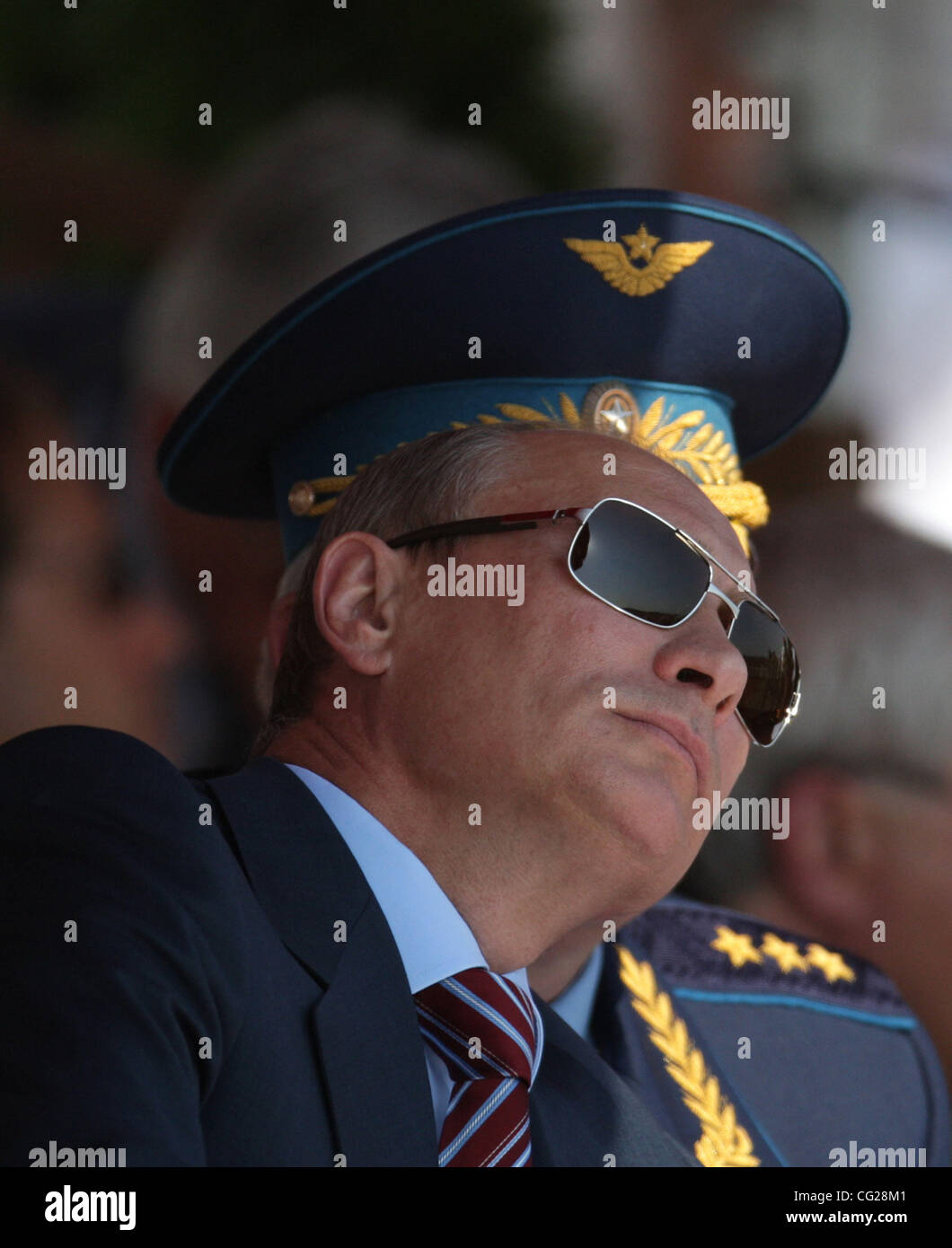 Agosto 17,2011.Zhukovsky città della regione di Mosca, Russia. Nella foto: Vladimir Putin (l), il primo ministro della Russia assiste MAKS-2011 Aviation & Space Salon.(Vladimir Putin è raffigurato con il generale Alexander Zelin (r),Comandante in Capo dell'esercito dell'aria russa). Foto Stock