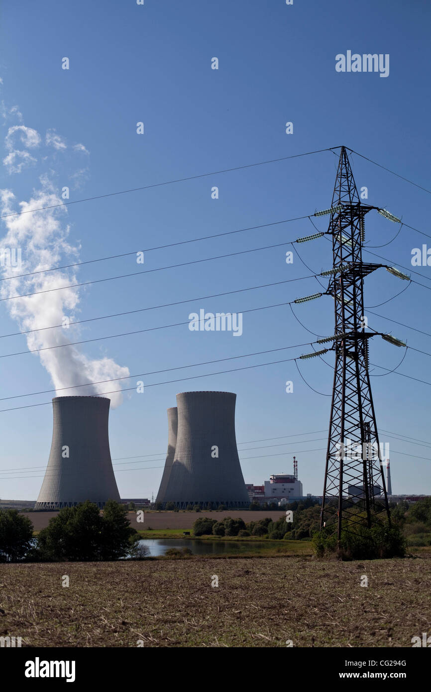 Torri di raffreddamento della centrale nucleare di Temelin nella Boemia del Sud, Repubblica Ceca..La costruzione della centrale nucleare di Temelin è iniziato nel 1987. Nel 1990, il governo ha deciso che solo due da originariamente previste quattro reattori verrà completata. La stazione è stata in uso dal 2002. Foto Stock