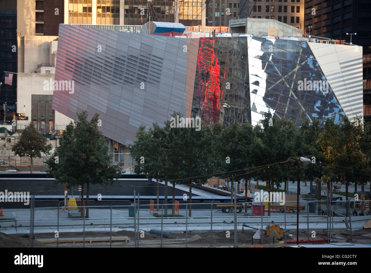 Vista del Ground Zero museum..Ground Zero, ubicazione del 9/11 World Trade Center attack in New York, USAView del Ground Zero con Freedom Tower edificio costruito. Foto Stock