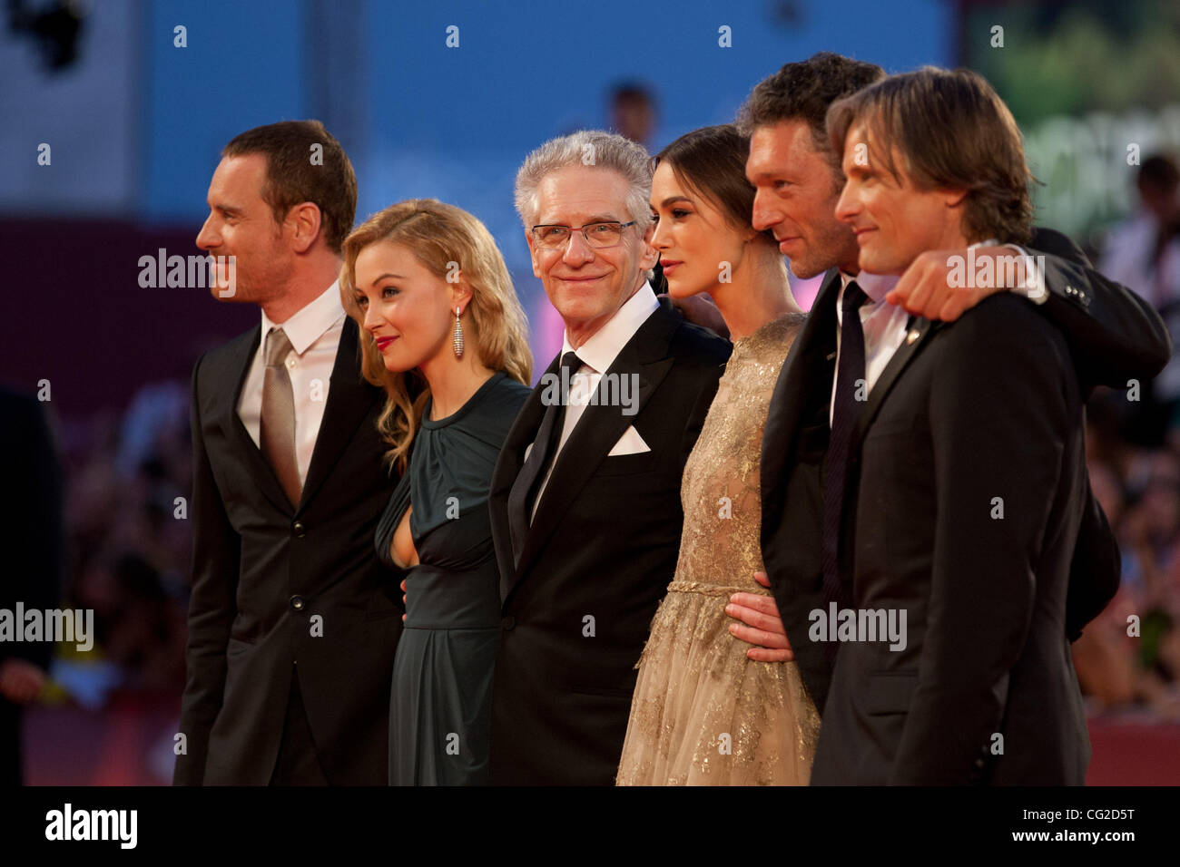 Sett. 2, 2011 - Venezia, Italia - full cast da sinistra a destra Michael Fassbender, Sarah Gadon, direttore David Cronenberg, Keira Knightley, Vincent Cassel, Viggo Mortensen durante il tappeto rosso per 'un pericoloso metodo " film diretto da David Cronenberg prima premiere durante la 68Internazionale di Venezia Foto Stock