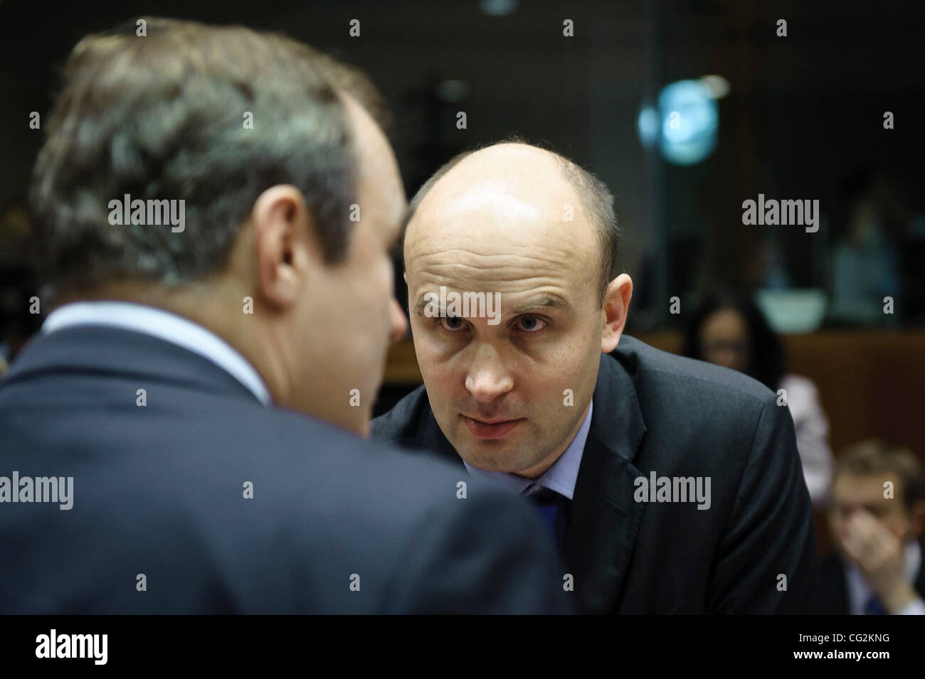 Sett. 29, 2011 - Bruxelles, BXL, Belgio - Edward Davey, Ministro britannico per i rapporti di lavoro, dei consumatori e degli affari postali (retro) della chat con il presidente del consiglio competitività, polacco segretario di stato Marcin KOROLEC (R) all'inizio di una competitività europea Consiglio presso la Ue headquate Foto Stock