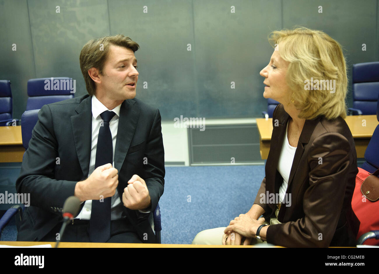 Ottobre 3, 2011 - Lussemburgo, LUX, Lussemburgo - ministro delle Finanze francese François Baroin, spagnola e il Ministro delle finanze Elena Salgado (R) prima dell'Eururogroup ministri delle finanze riuniti al Consiglio europeo ha sede a Lussemburgo il 2011-10-03 La zona euro di capi finanziari affrontare decisioni difficili Foto Stock