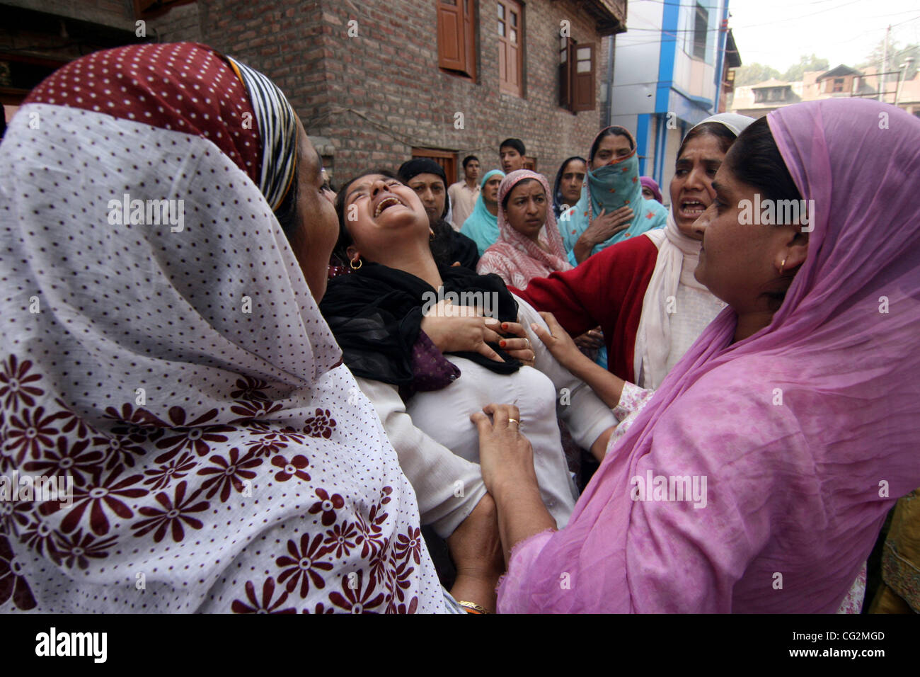 I parenti dei 12-anno-vecchia ragazza piangono la morte di lei in Solina area di Srinagar, l'estate cpaital del Kashmir indiano su 4/10/2011,l'12-anno-vecchia ragazza ha preso la fase di estrema da consumare una certa sostanza velenosa ultima sera dopo il ritorno da scuola, le fonti, aggiunta di lei era il lettore RUSH Foto Stock
