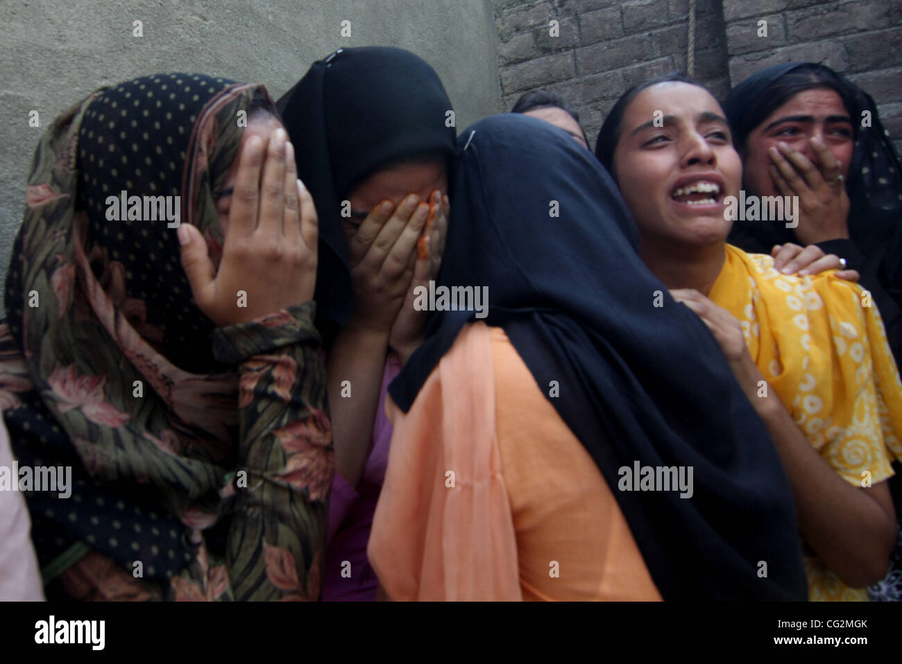 Amici del 12-anno-vecchia ragazza piangono la morte di lei in Solina area di Srinagar, l'estate cpaital del Kashmir indiano su 4/10/2011,l'12-anno-vecchia ragazza ha preso la fase di estrema da consumare una certa sostanza velenosa ultima sera dopo il ritorno da scuola, le fonti, aggiunta di lei si era affrettato Foto Stock