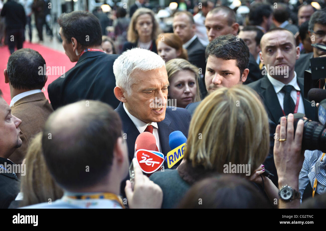 Ottobre 23, 2011 - Bruxelles, BXL, Belgio - Il Presidente del Parlamento europeo Jerzy Buzek dà un briefing con la stampa durante un Consiglio europeo al palazzo Justus Lipsius, UE con sede a Bruxelles, Belgio su 2011-10-23 Europa mirava al chiodo verso il basso di una soluzione per la peggiore crisi economica nella sua histor Foto Stock