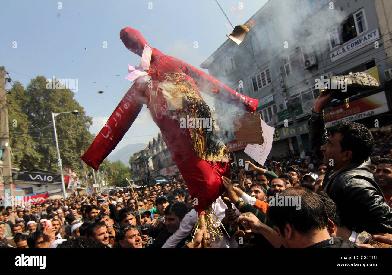 I lavoratori dei popoli Partito Democratico (PDP), il Kashmir è il principale partito d opposizione partito politico,battuto un ardente effige del Primo Ministro Abdullah Omar durante una marcia di protesta a Srinagar, la capitale estiva del Kashmir indiano, 24 ottobre 2011. Stato dei rapporti che la polizia indiana a Srinagar il 24 ottobre 2011 Foto Stock