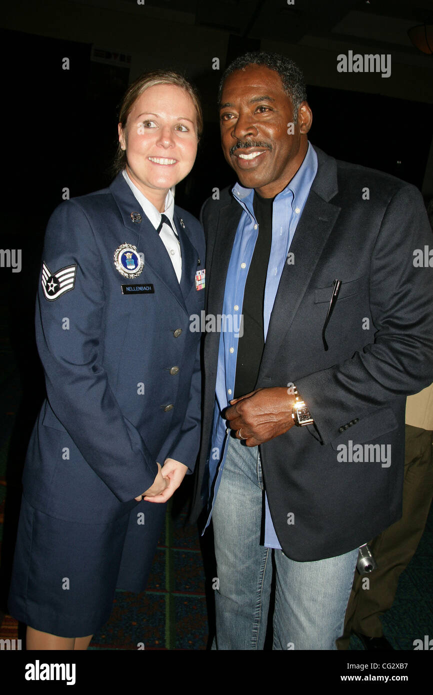 Nov. 4, 2011 - Hollywood, California, Stati Uniti - Ho15454CHW .Noi veterani Colazione ospitata dalla California Veterani disabili Business Alliance .Burbank Airport Marriott, Burbank, CA .11/05/2011 .Ernie Hudson in posa con US AIR FORCE OFFICER . 2011(Immagine di credito: Â© Clinton Wallace/Globe foto/ZUMAPRES Foto Stock