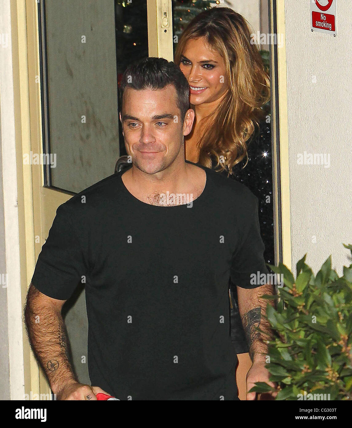 Robbie Williams di prendere quella e la moglie Ayda Field lasciare lo  studio dopo 'X Factor finale' di Londra, Inghilterra - 12.12.10 Foto stock  - Alamy