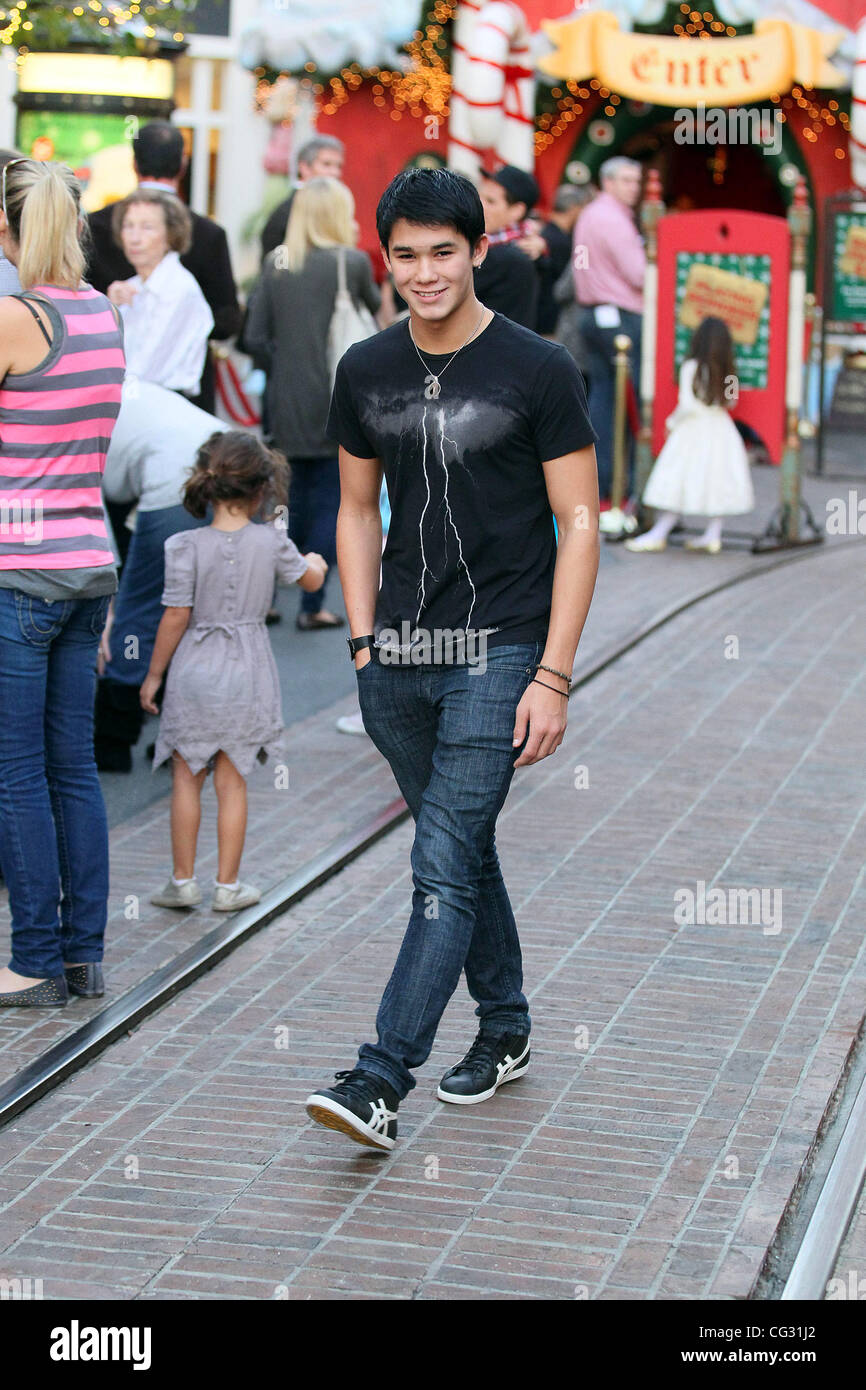 Boo Boo Stewart shopping presso il boschetto di Hollywood, in California - 13.12.10 Foto Stock