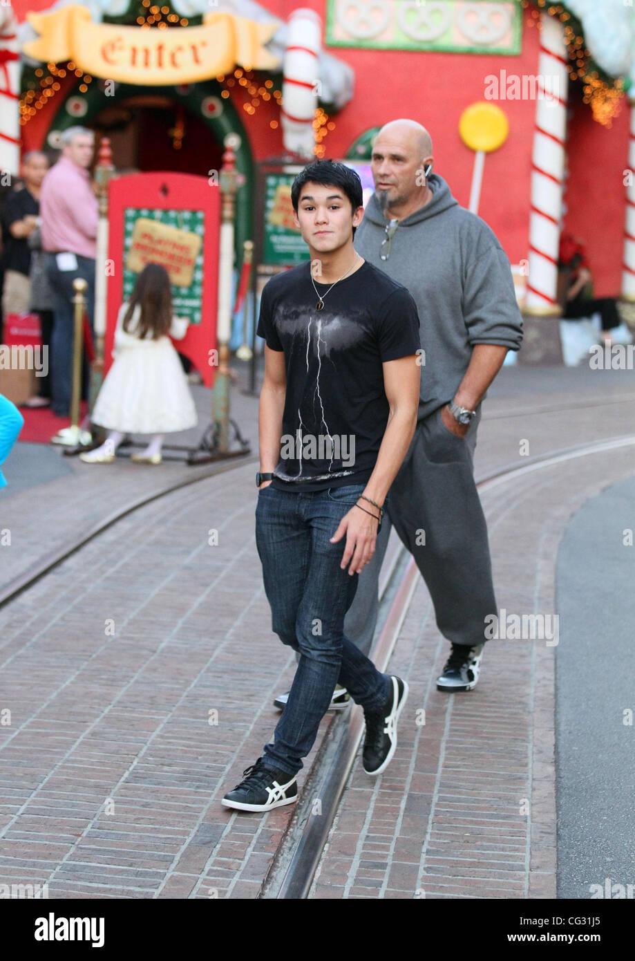 Boo Boo Stewart shopping presso il boschetto di Hollywood, in California - 13.12.10 Foto Stock