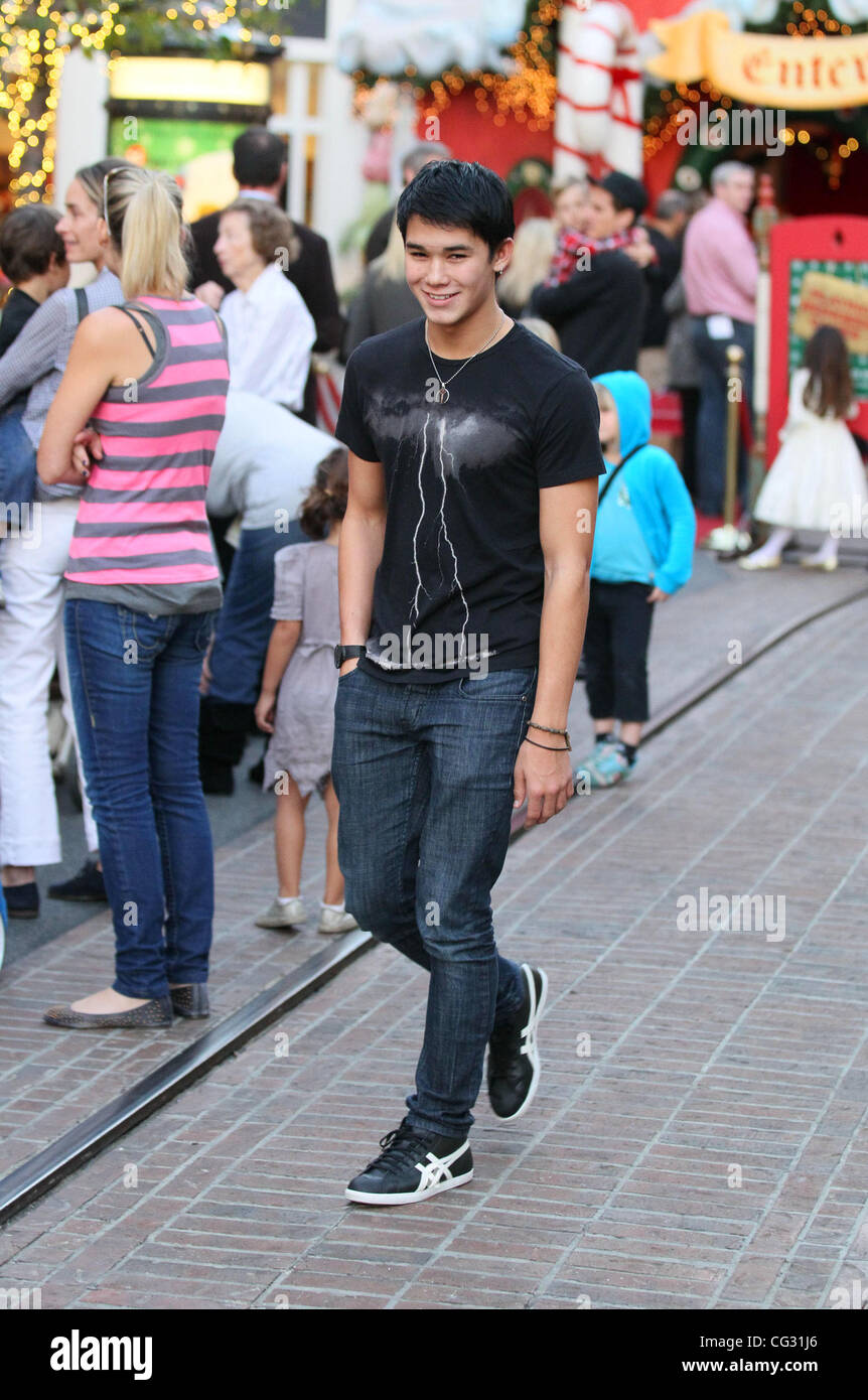 Boo Boo Stewart shopping presso il boschetto di Hollywood, in California - 13.12.10 Foto Stock