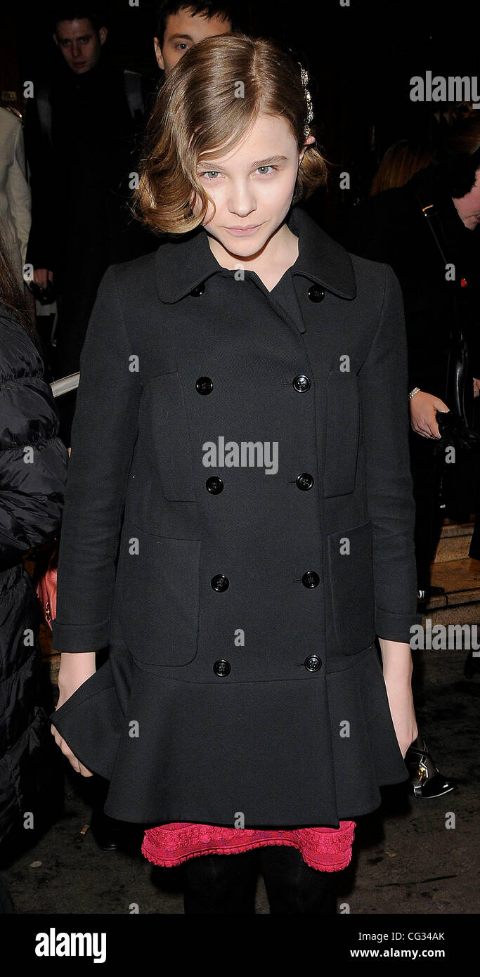 Teen attrice Chloe Moretz lasciando le prestazioni dello schiaccianoci at The London Coliseum. Londra, Inghilterra - 15.12.10 Foto Stock