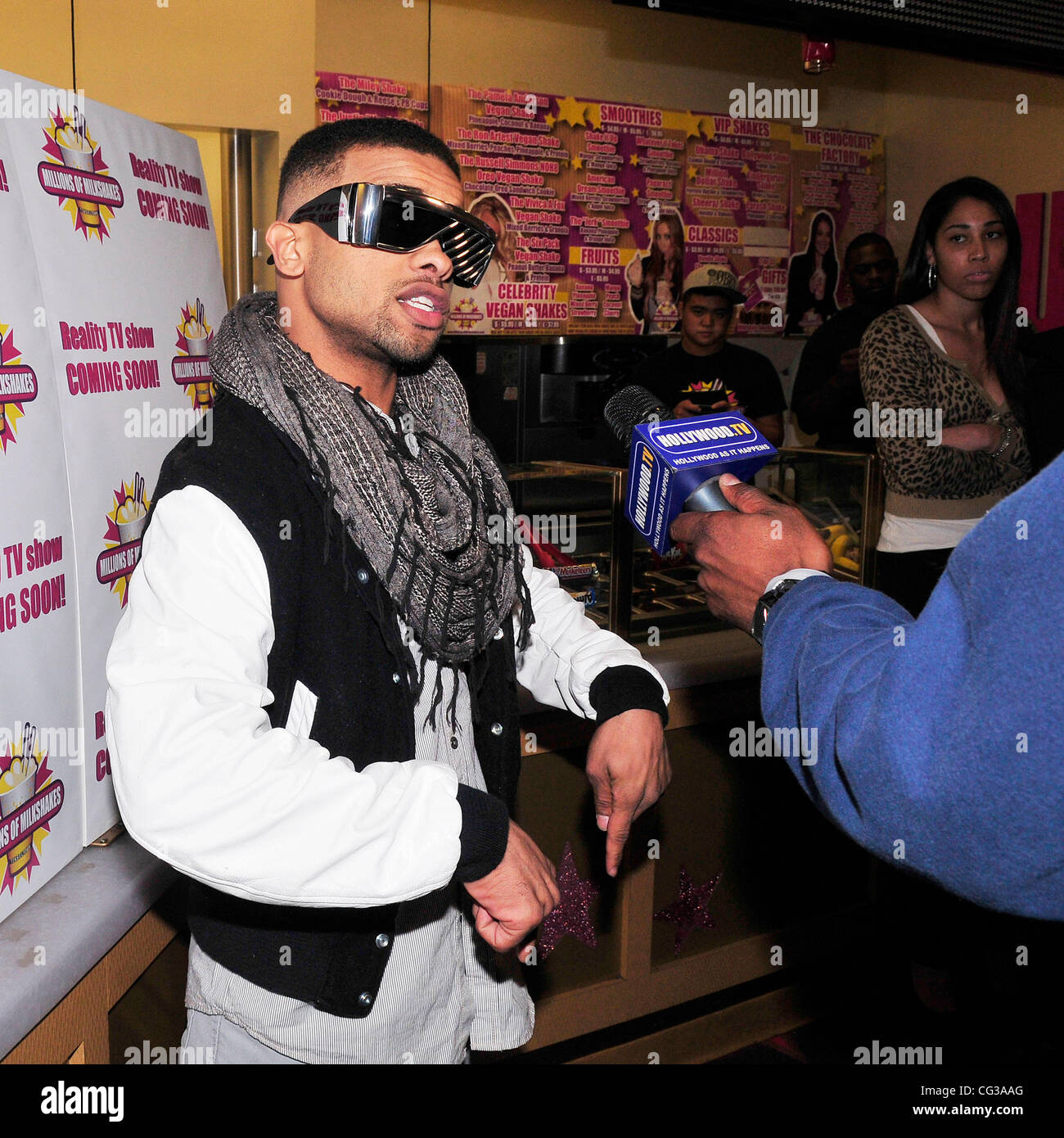 Raz B (vero nome De'Mario Monte Thornton) e i suoi amici testa a milioni di frappè in West Hollywood Raz-B si scusa per il battibecco marrone R&B cantante Raz-B ha chiesto scusa a Chris Brown per la loro guerra in linea di parole - e si spera di 'someone apprende somethi Foto Stock